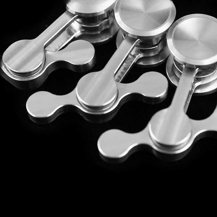 Knuckle Duster with Spinner Feature for Tactical Use